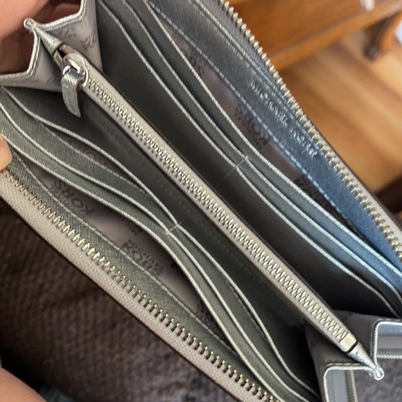 Michael Kors silver wallet - Picture 3 of 3